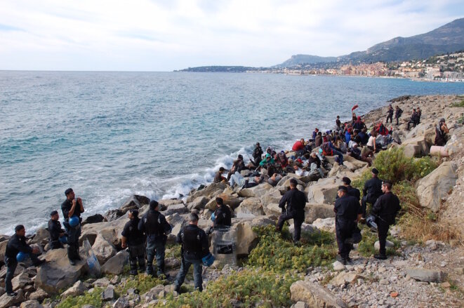 Côté italien, ce 30 septembre 2015, le déploiement policier est impressionnant. © LF Côté italien, ce 30 septembre 2015, le déploiement policier est impressionnant. © LF